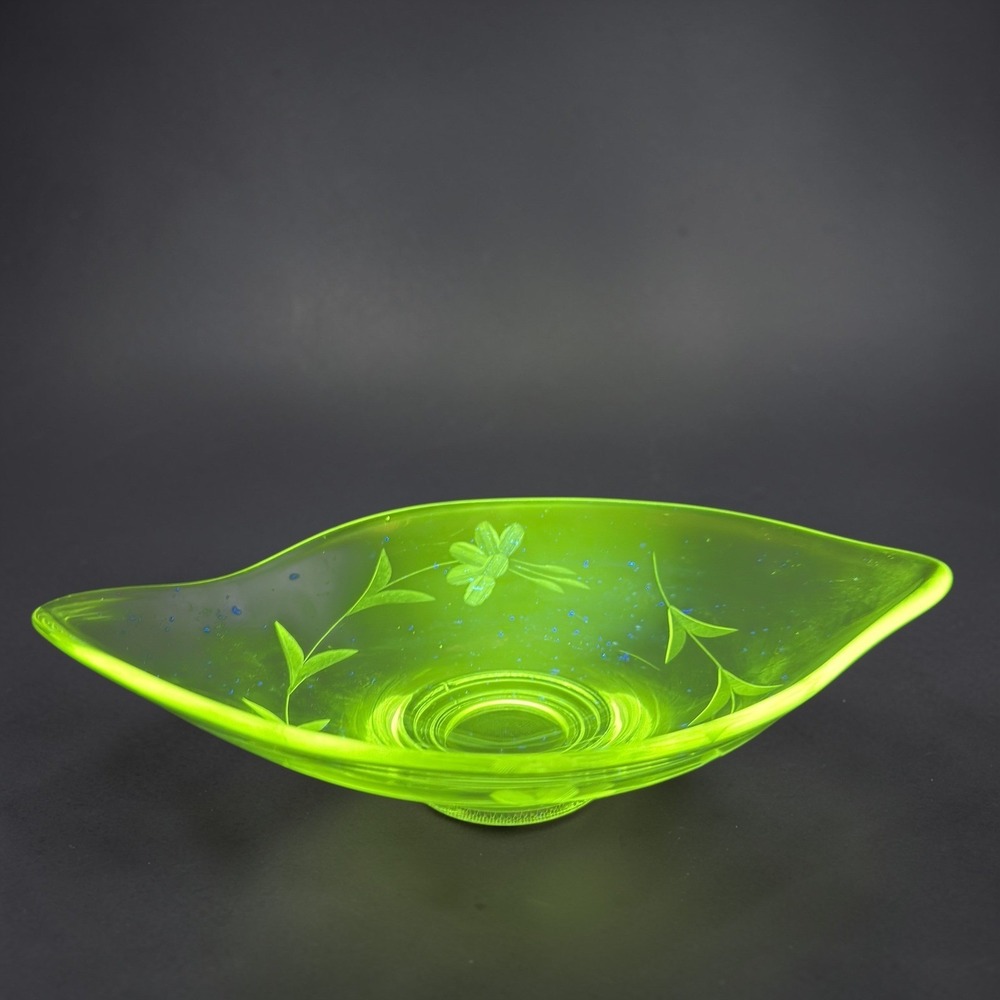 Viking Glass Clear Dish Leaf Floral Etched Glows Green UV Manganese‎ 365nm VTG